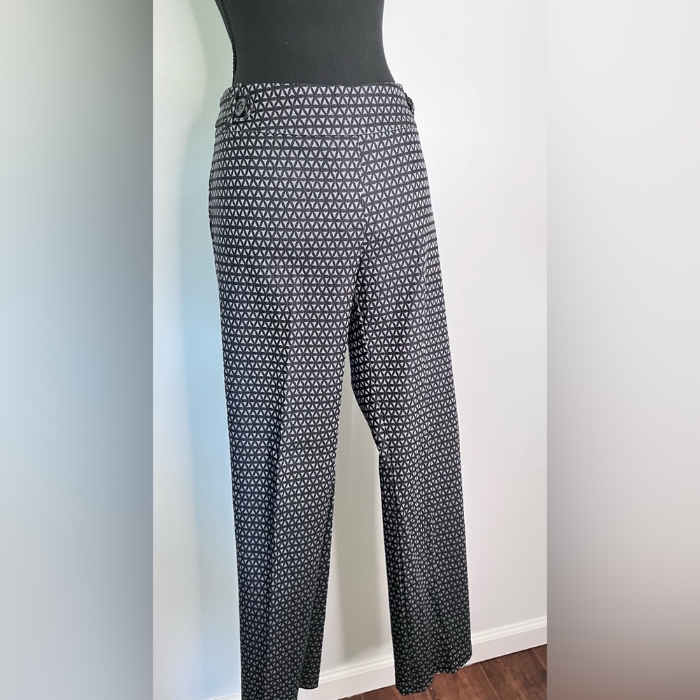 NWOT Soho Women’s Geometric Patterned “Ankle Pants”. Large